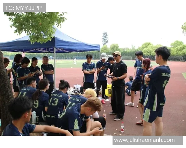 广州飞盘队在世界攀岩锦标赛中以76分稳居积分榜首位